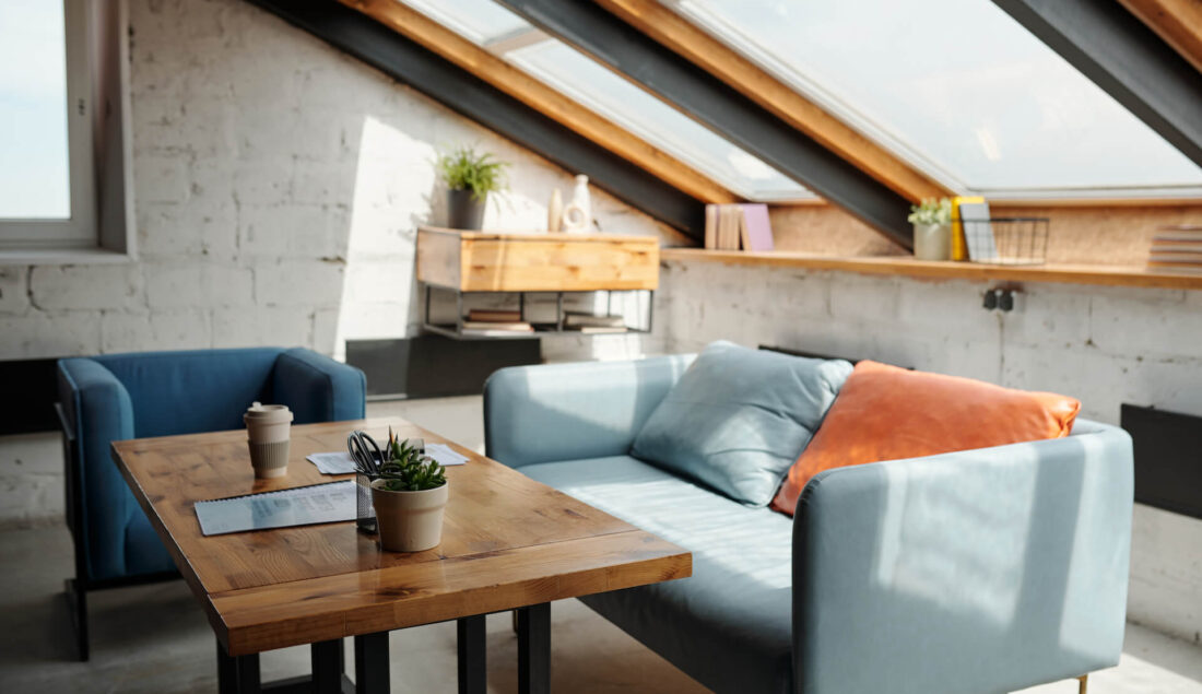 Aranżacja poddasza ze skosami. Praktyczne pomysły na trudną przestrzeń