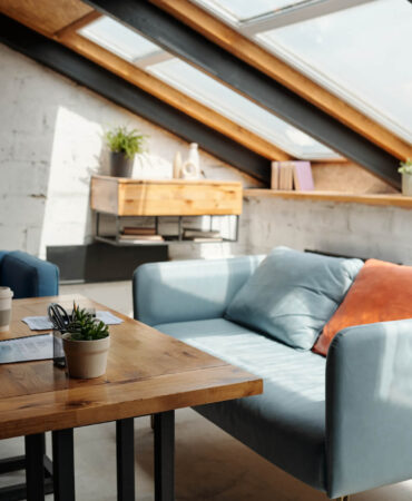 Aranżacja poddasza ze skosami. Praktyczne pomysły na trudną przestrzeń