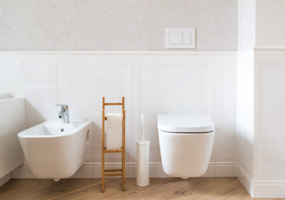 Bidet czy toaleta myjąca – różnice, zalety i wady obu rozwiązań