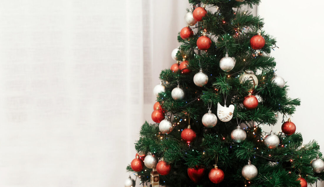 Jaką sztuczną choinkę wybrać na święta? Poradnik