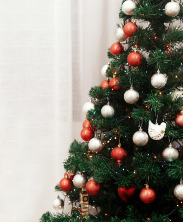 Jaką sztuczną choinkę wybrać na święta? Poradnik