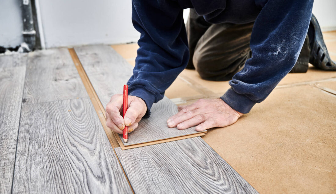 Układanie paneli – cena za materiał i robociznę. Porównanie w 2025 roku