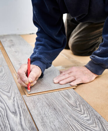 Układanie paneli – cena za materiał i robociznę. Porównanie w 2025 roku