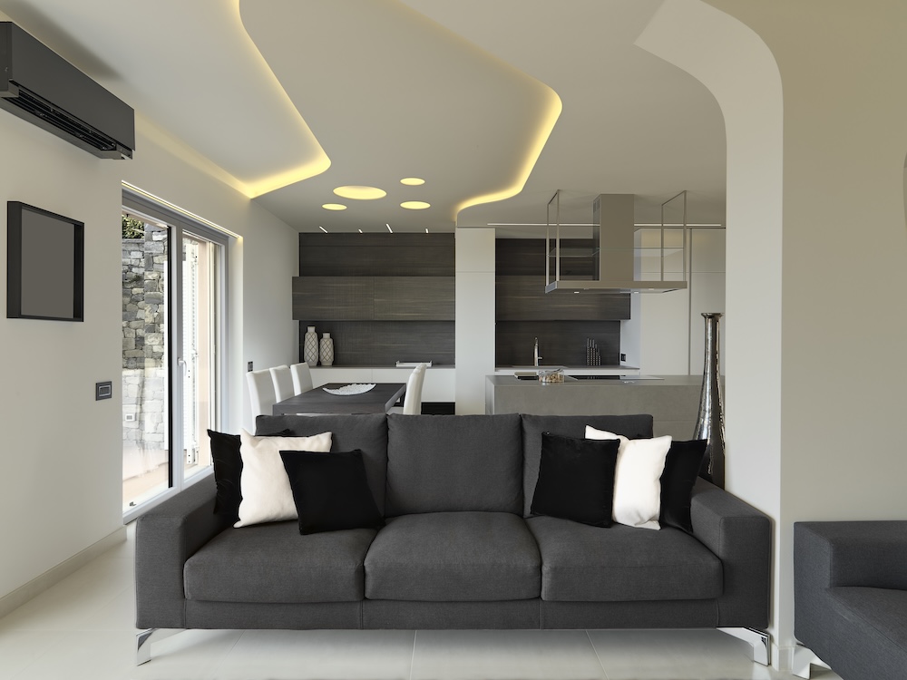 aranżacja salonu - salon w bloku z sofą tyłem do kuchni z jadalnią aranżacja salonu - salon w bloku w kolorach czerni i bieli