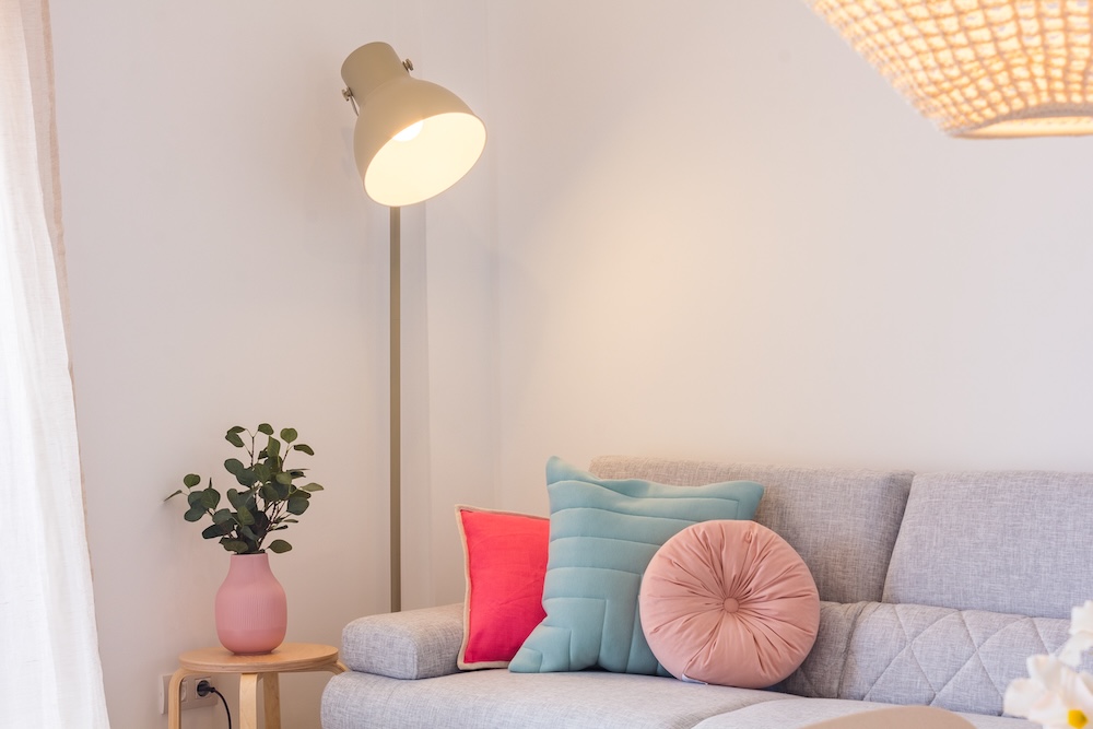 aranżacja salon - salon w bloku z sofą i lampą podłogową aranżacja salon - salon w bloku z szarą kanapą i lampą stojącą