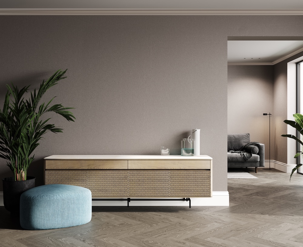 drewniana komoda na tle beżowej ściany 