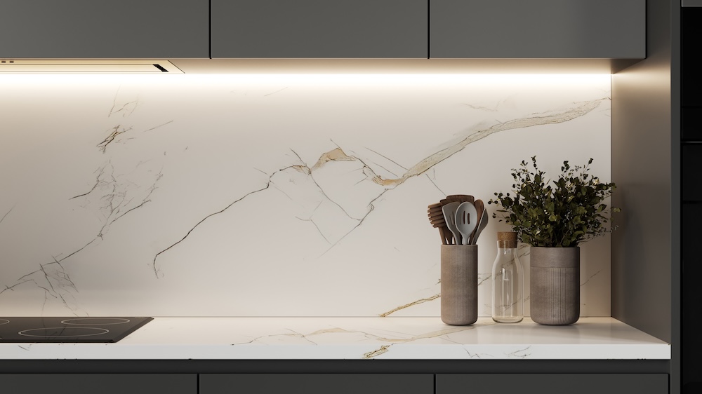 nowoczesne mieszkanie z marmurową ścianą 