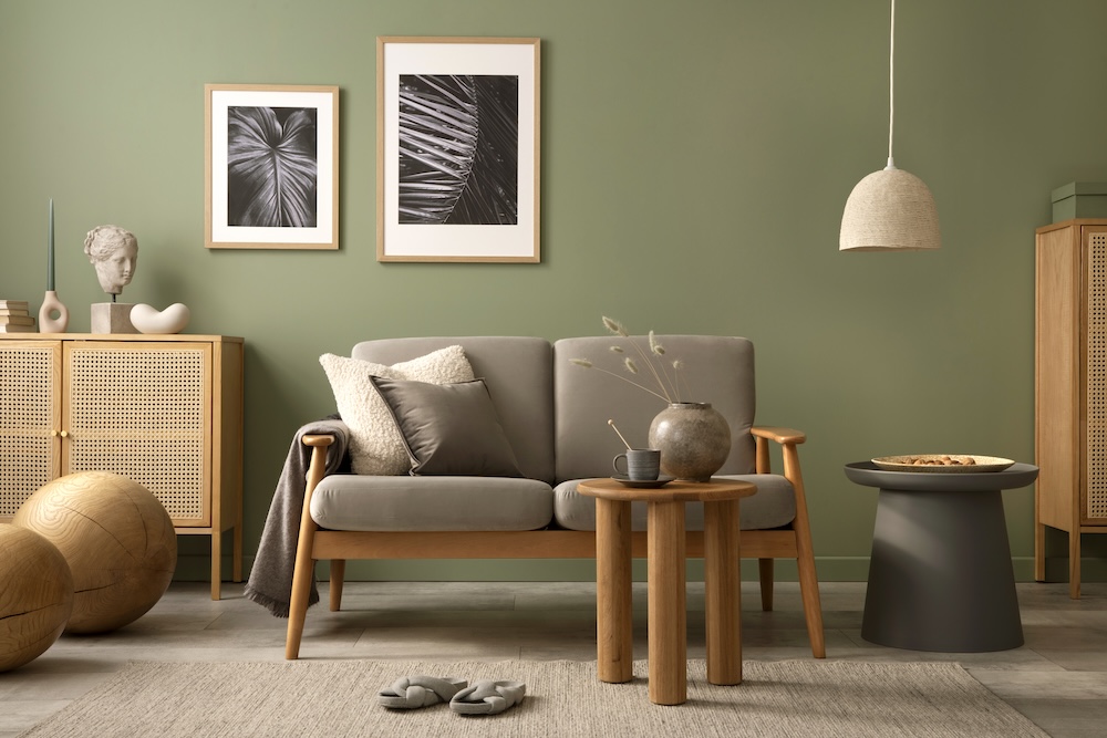 drewniane meble i dodatki w salonie z zieloną ścianą pokój z zieloną ścianą i drewnianymi dodatkami