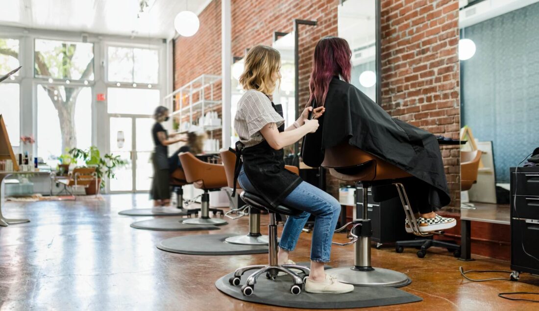 Jak urządzić salon fryzjerski w stylu loft?