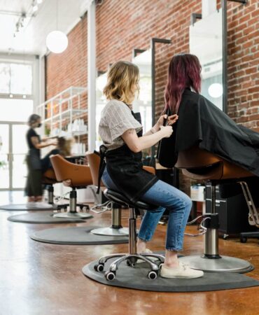 Jak urządzić salon fryzjerski w stylu loft?