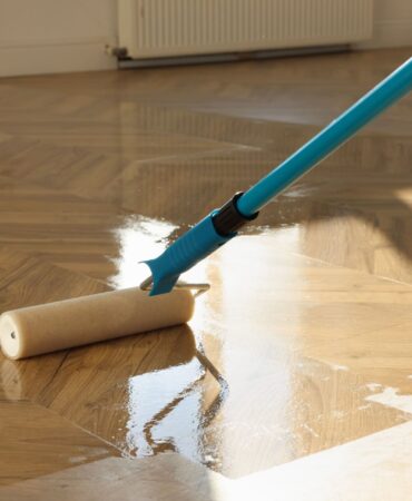 Jaki lakier do podłogi drewnianej będzie najlepszy? Wyjaśniamy