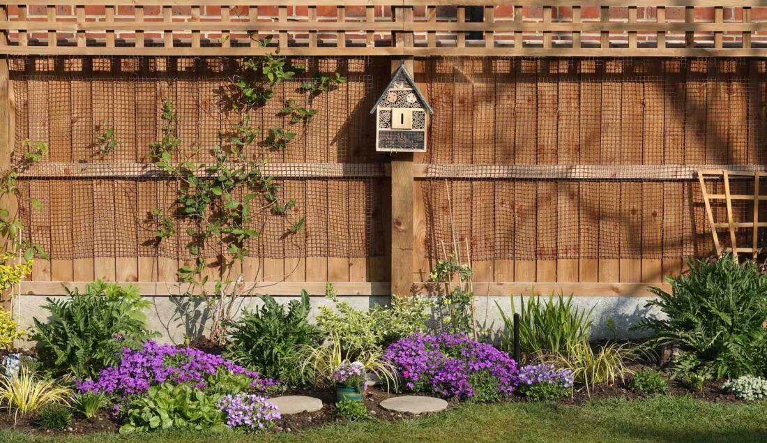 Rabaty kwiatowe przy ogrodzeniu – gotowe pomysły i wskazówki