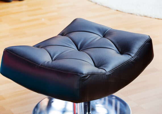 Jaki taboret fryzjerski wybrać? Poradnik