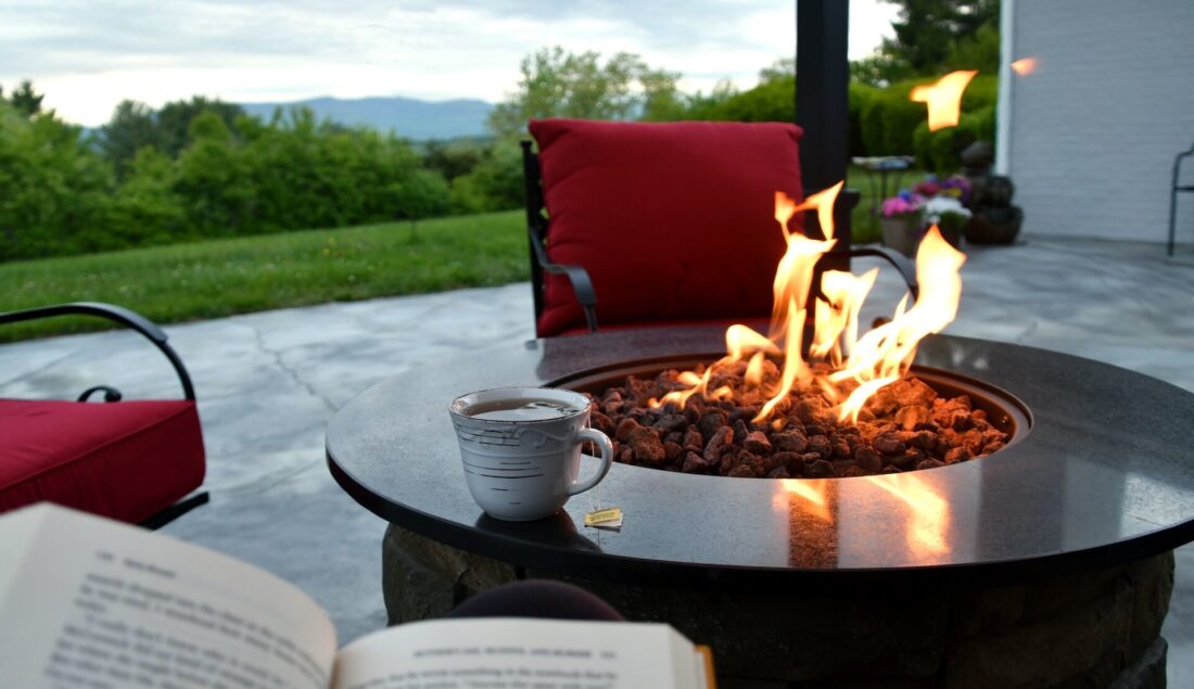 Miejsce na ognisko w ogrodzie – wybór, aranżacja, inspiracje. Przewodnik