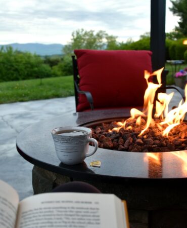 Miejsce na ognisko w ogrodzie – wybór, aranżacja, inspiracje. Przewodnik