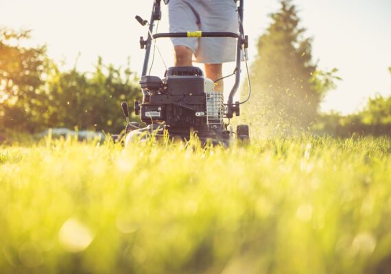 Kosiarka spalinowa z napędem – sposób na efektywną pielęgnację dużego ogrodu