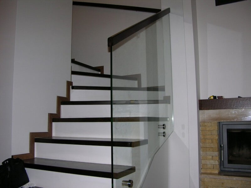 schody drewniane ze szklaną balustradą