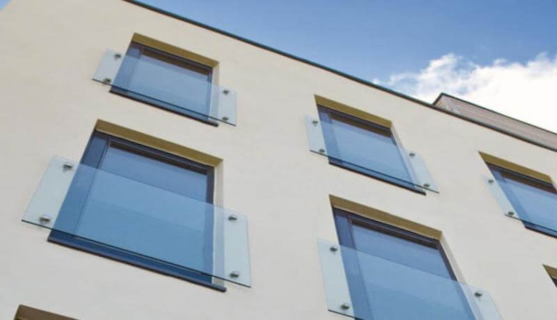 szklane balustrady zamontowane przy oknach